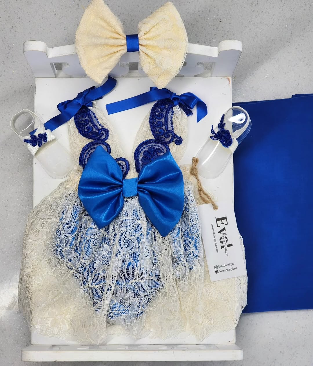 Crema y Azul Royal