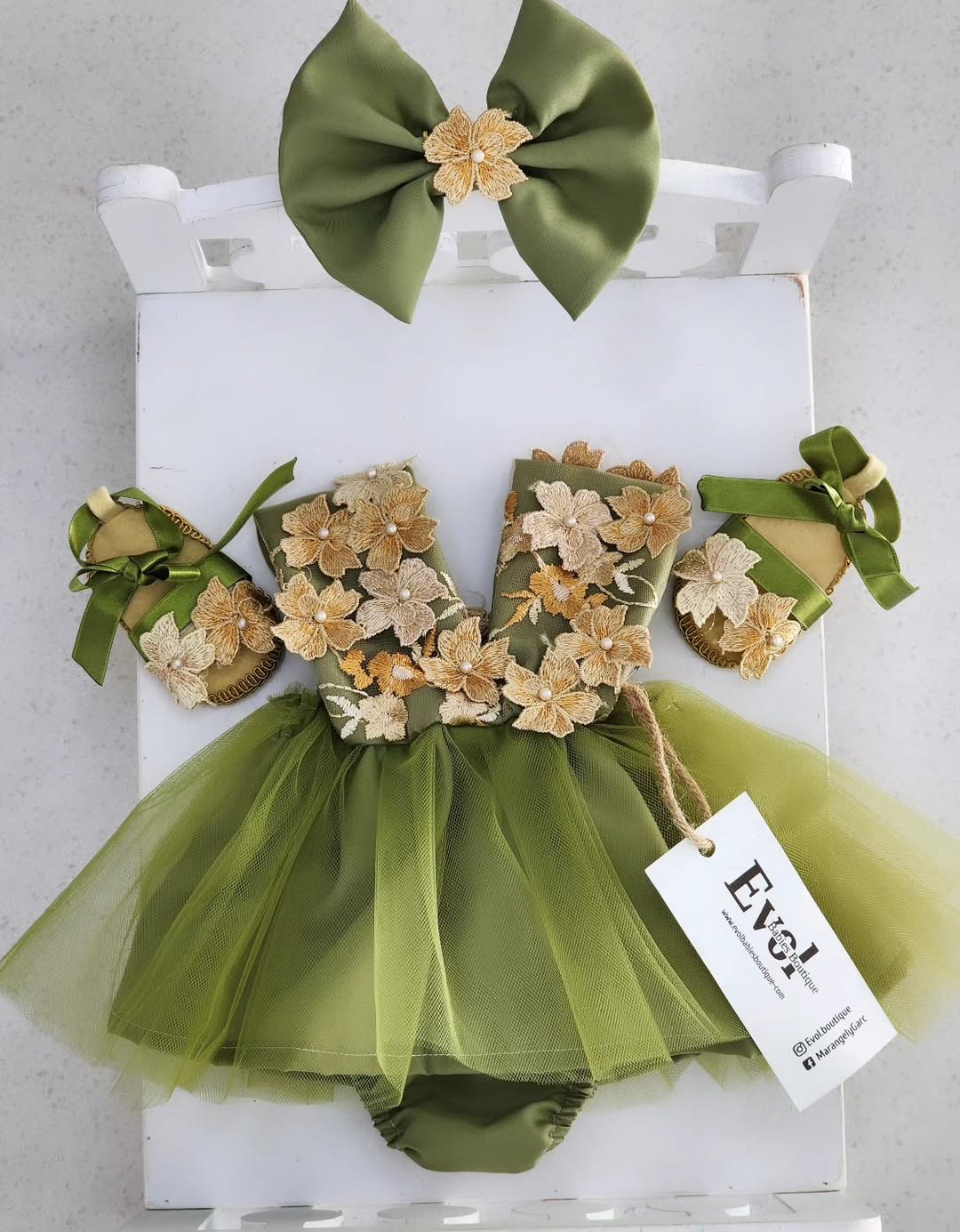 Sage Green y Flores oro 3d