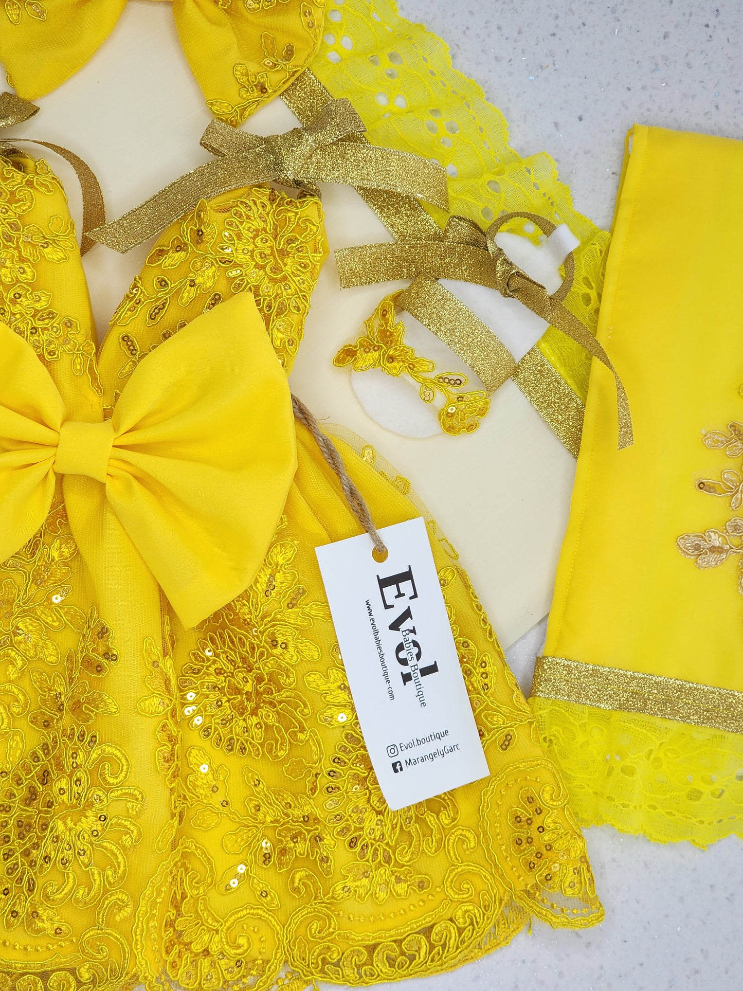 Amarillo con detalles oro