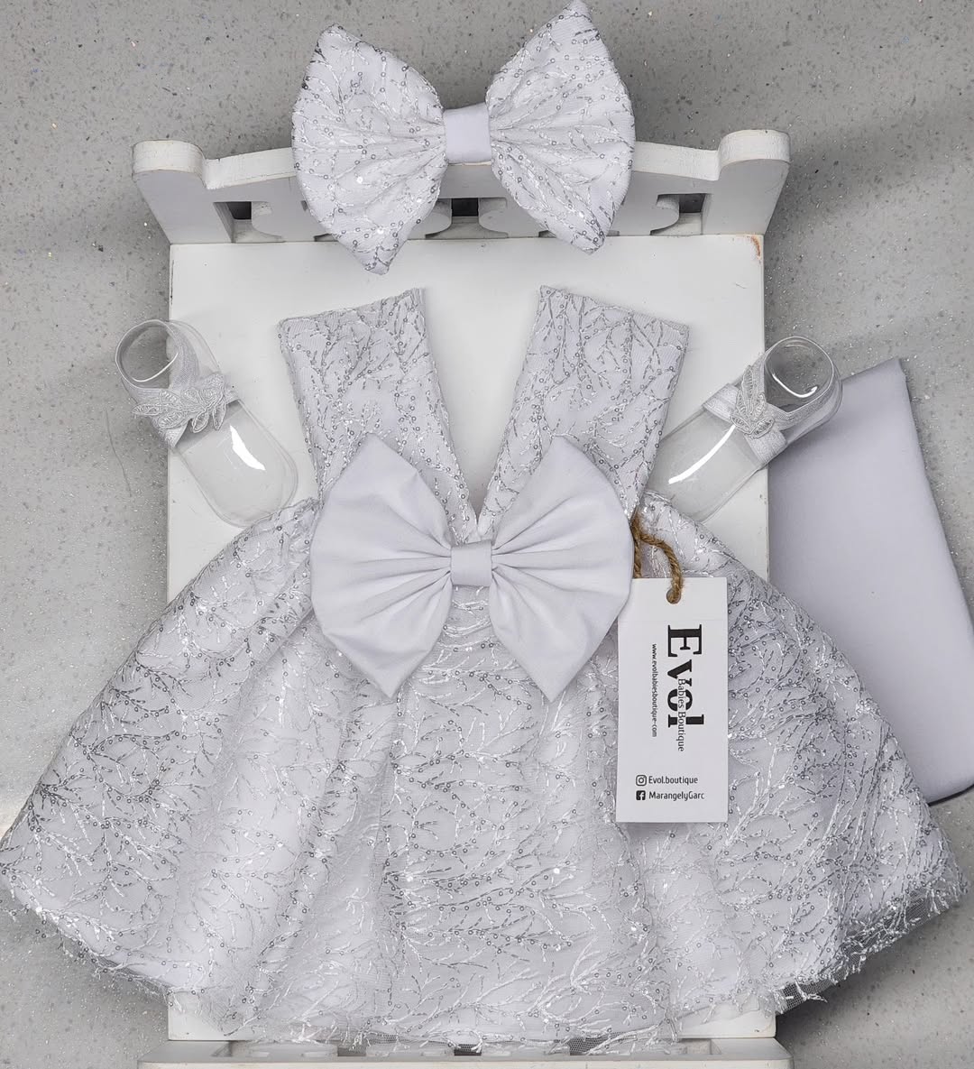 Blanco con lentejuelas plata